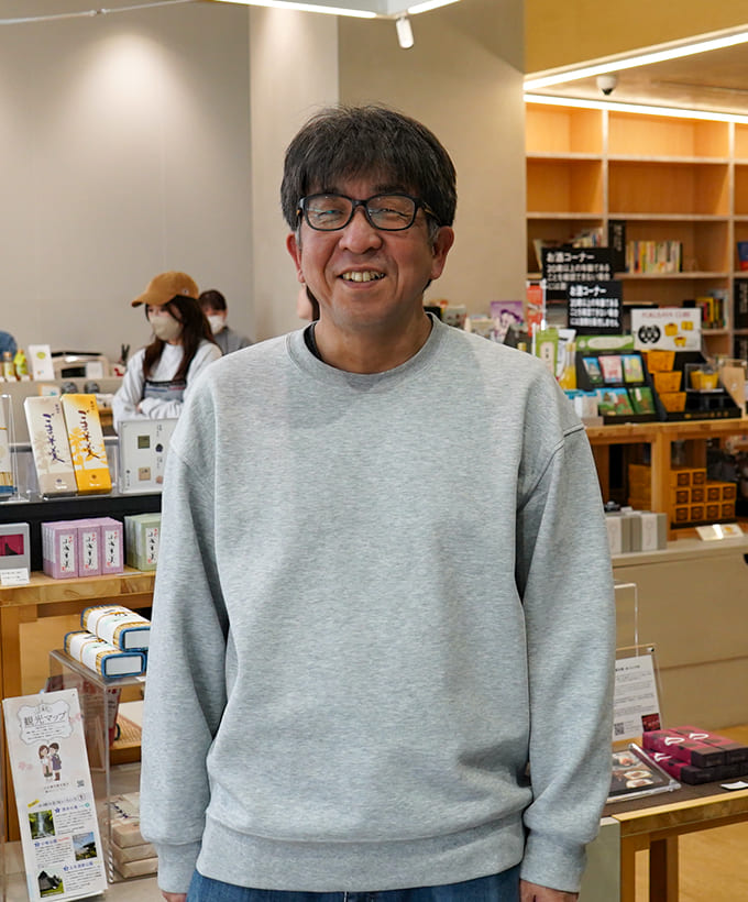 「本を読まなかった男」が図書館司書に。武雄の玄関口で見つけた“まち”との関わり方。 thumbnail